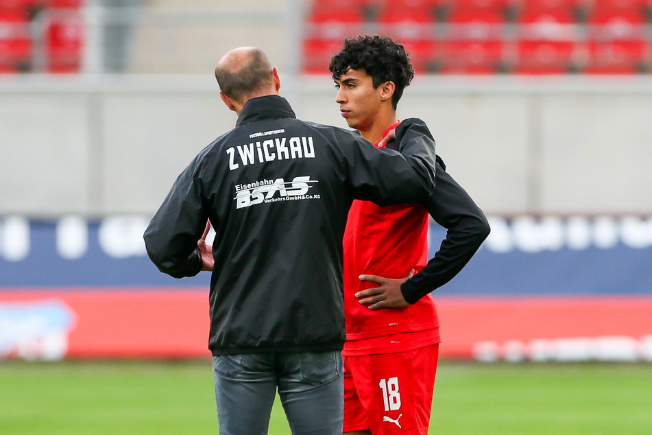 FSV-Coach Joe Enochs (50) hat Landsmann Johan Gomez (20) unter seine Fittiche genommen.