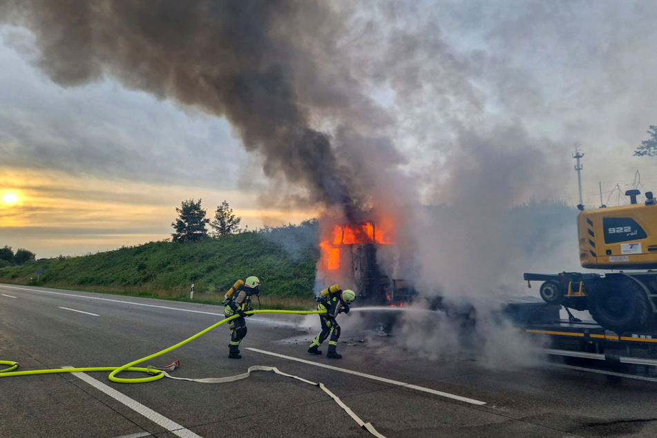 Auf der A4 Richtung Chemnitz stand am Freitagmorgen ein Lkw in Flammen.