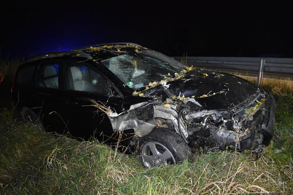Unfall A9: Von der A9 abgekommen: Volvo knallt gegen Verkehrszeichen und Leitpfosten