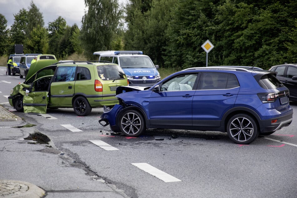 Infolge des Unfalls wurden drei Personen verletzt.