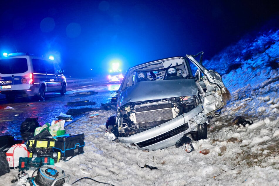 Sieben Insassen des VW Caravelle wurden teils schwer verletzt.