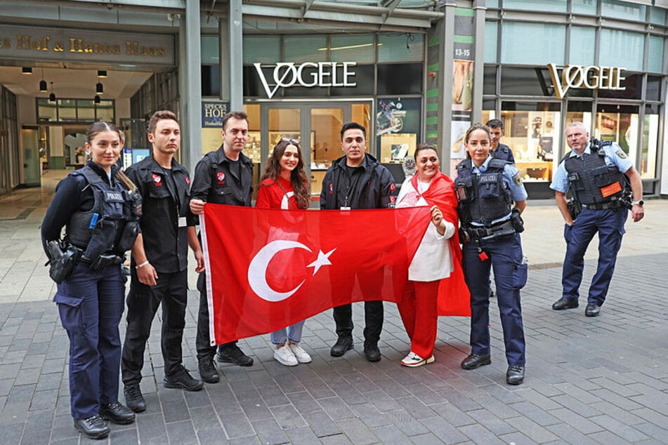 Zwei Türkinnen baten um ein Foto mit den türkischen Beamten.