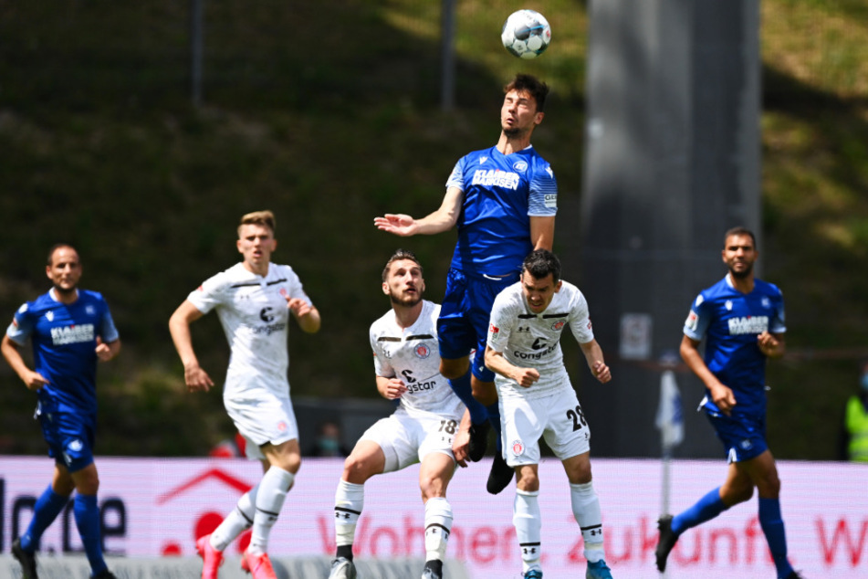 Viel Kampf und Krampf prägten die erste Halbzeit: KSC-Mittelfeldspieler Lukas Fröde (D. v. r.) hat in dieser Szene die Lufthoheit gegen die Kiezkicker Dimitrios Diamantakos (D. v. l.) und Waldemar Sobota (Z. v. r.)