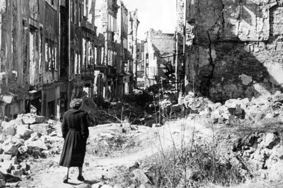 Nach den Angriffen auf Dresden blieben vielerorts nur Trümmer zurück.