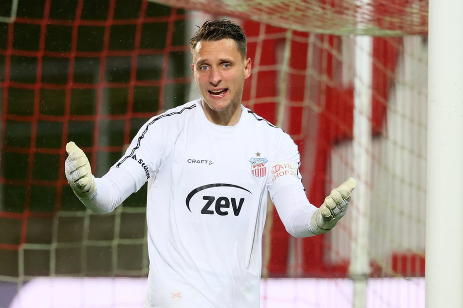 Auch FSV-Keeper Lucas Hiemann (27) findet deutliche Worte: "Die Worte fallen zu billig." (Archivbild)