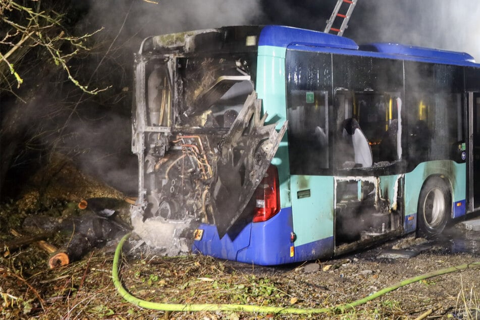 Busfahrer will losfahren, da schlagen Flammen aus dem Heck