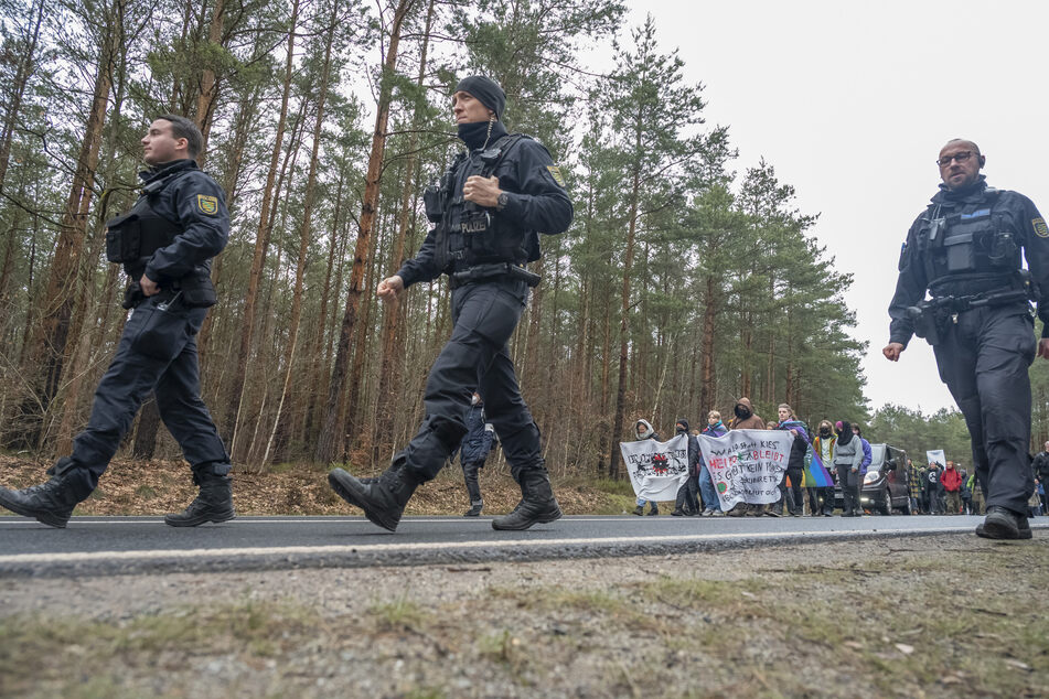 Umweltschützer protestieren derzeit in Ostsachsen für den Erhalt des Waldstücks Heidebogen. Nun hat sich auch der Naturschutzbund (NABU) in Leipzig in die Sache eingeschaltet.