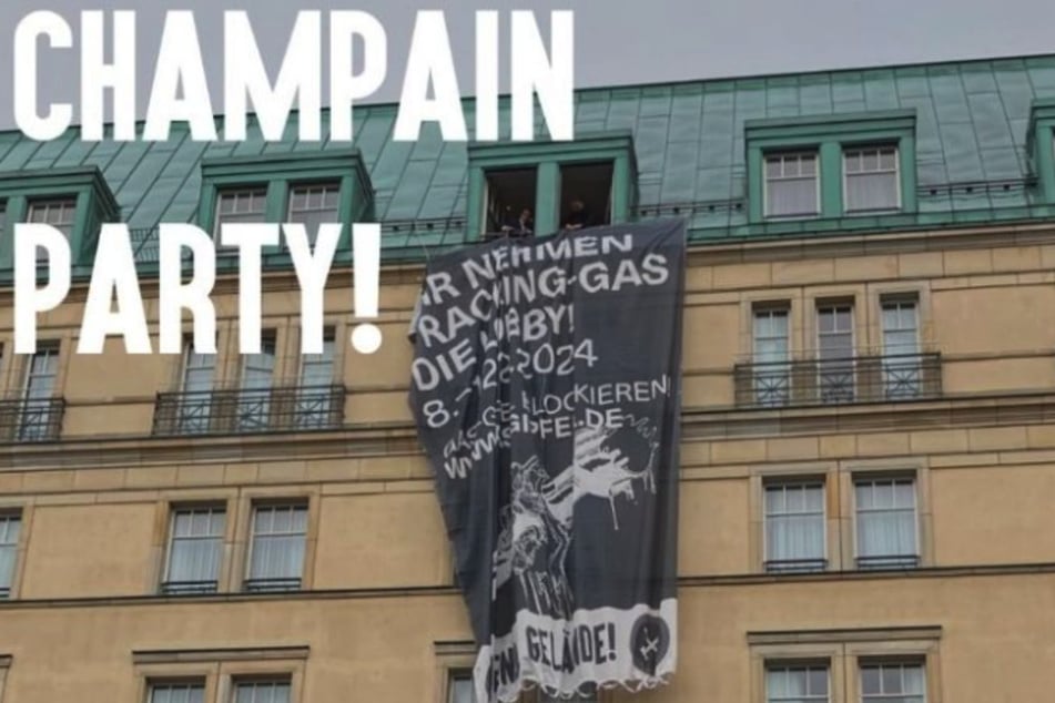 An der Fassade vom Hotel Adlon hängt ein Banner der Protestgruppe "Ende Gelände".