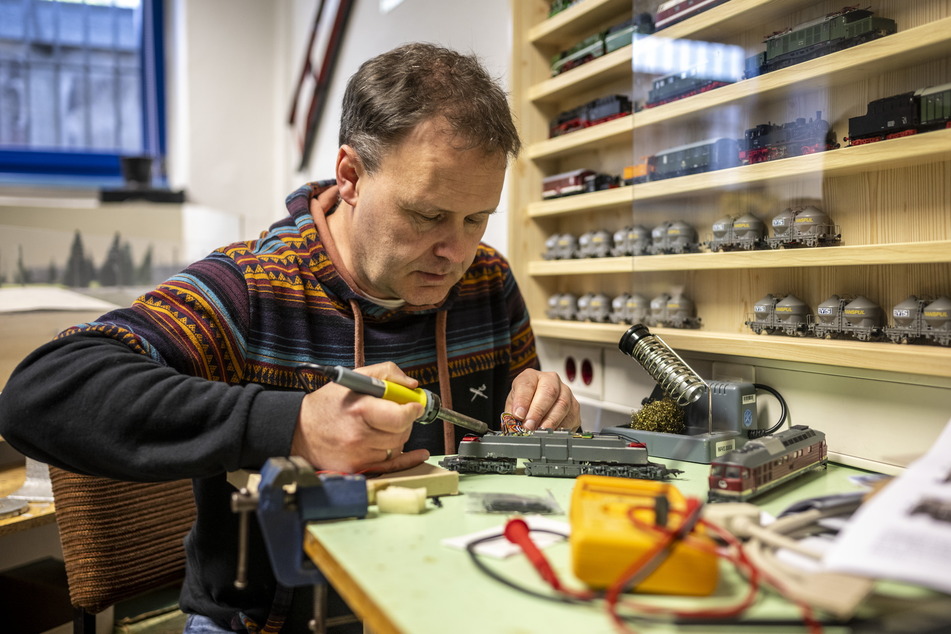 Modellbauer Tino Krauß (49) repariert eine defekte Lok.