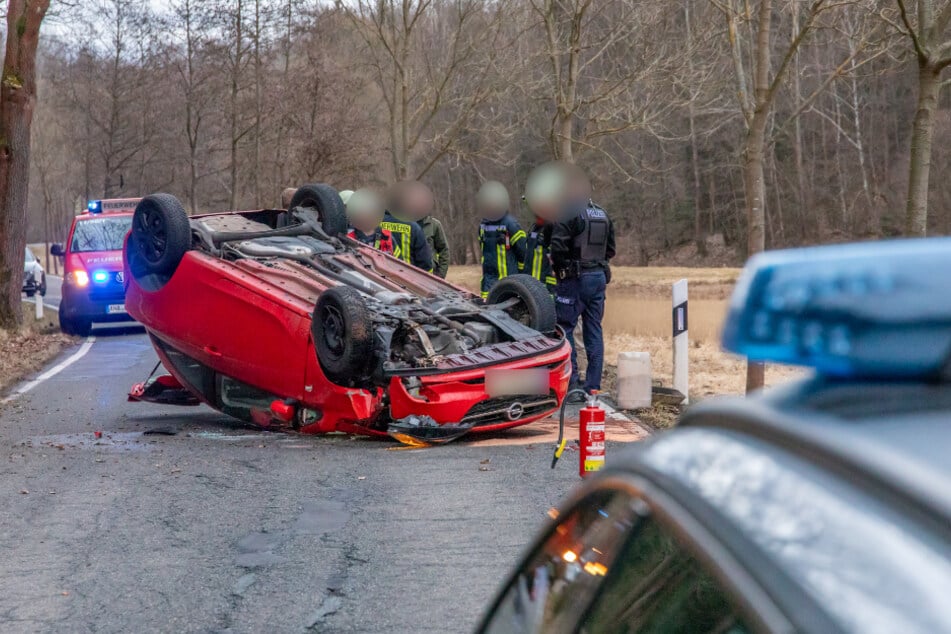 Die S262 musste am Dienstag zwischen Plattenthal und Geyersdorf gesperrt werden. Ein Opel landete auf dem Dach.