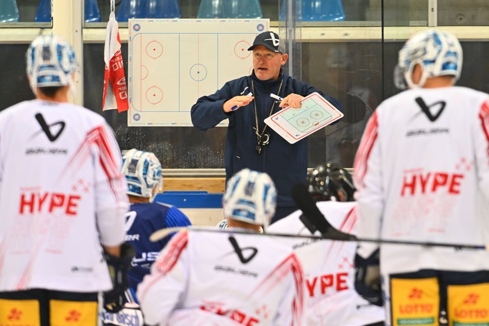 Coach Niklas Sundblad (51, M.) weist seine Eislöwen ein - und sah in der Vorbereitung vor allem eine "stabile Defensive".