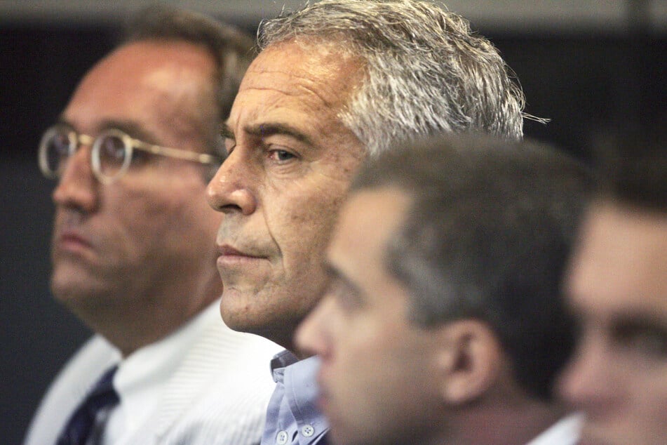 Jeffrey Epstein (†66, Mitte) wurde rund einen Monat nach seiner Festnahme tot in seiner Zelle gefunden. Offiziellen Angaben zufolge nahm er sich das Leben.