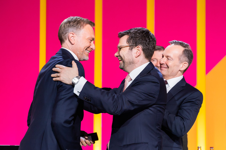 v.l.n.r.: Christian Lindner (44, FDP) wird von Marco Buschmann (45, FDP) und Volker Wissing (52, FDP) zur Wiederwahl als FDP-Bundesvorsitzender beim FDP-Bundesparteitag beglückwünscht.