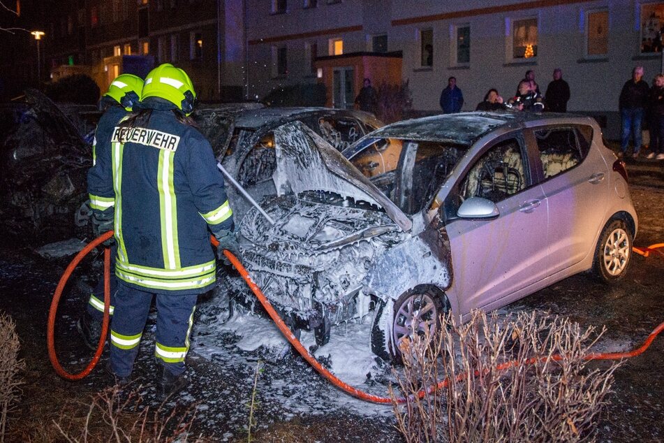 Damit sie sich nicht erneut entzünden konnten, fluteten die Feuerwehrleute die abgebrannten Autos mit Schaum.
