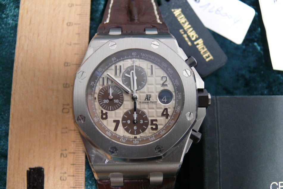 Die Royal Oak Offshore von Audemars Piguet wird für derzeit 15.000 Euro angeboten.