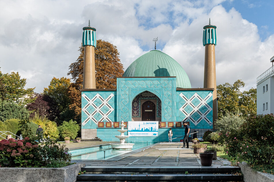 Blick auf die Imam-Ali-Mosche an Hamburgs Außenalster. Auch sie öffnet am 3. Oktober, dem "Tag der offenen Moschee" ihre Räume für Besucher.
