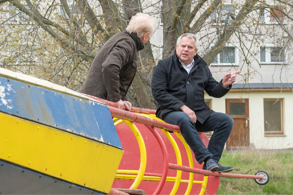 Gespräch der beiden auf der alten maroden Rakete, die seit Jahren "außer Gefecht" ist.