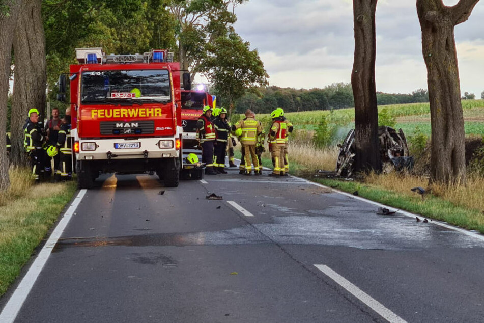 Polizei und Feuerwehr untersuchen den Unfallort an der Landstraße 16 zwischen Kremmen und Linum.