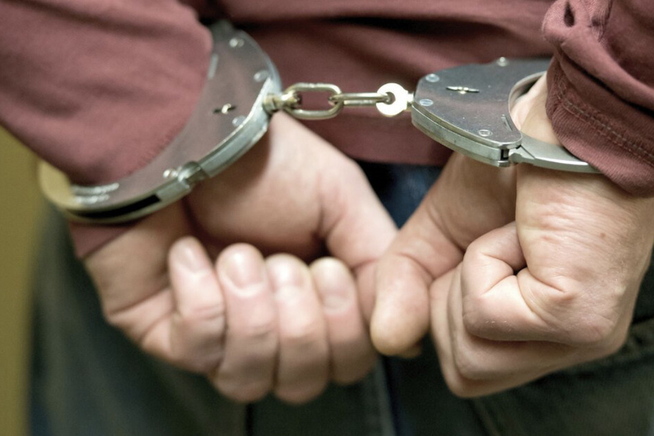 Nach zahlreichen Hinweisen aus der Bevölkerung klickten die Handschellen: Die Polizei war einem 38-jährigen Mann aus Venezuela auf die Schliche gekommen. (Symbolbild)