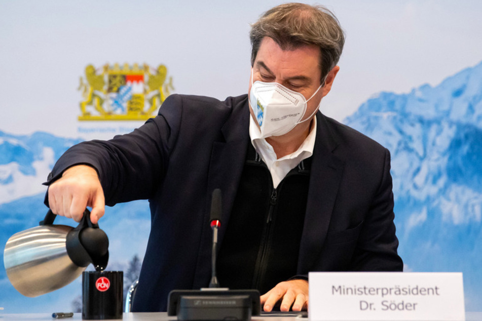 Markus Söder (53, CSU), Ministerpräsident von Bayern, sitzt vor Beginn einer Kabinettssitzung im Videoraum in der Staatskanzlei. Die Sitzung zur weiteren Entwicklung der Corona-Lage in Bayern fand als Videokonferenz statt.