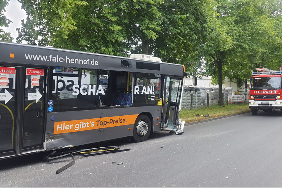 Mehrere Fahrgäste des Busses wurden durch Glassplitter verletzt.