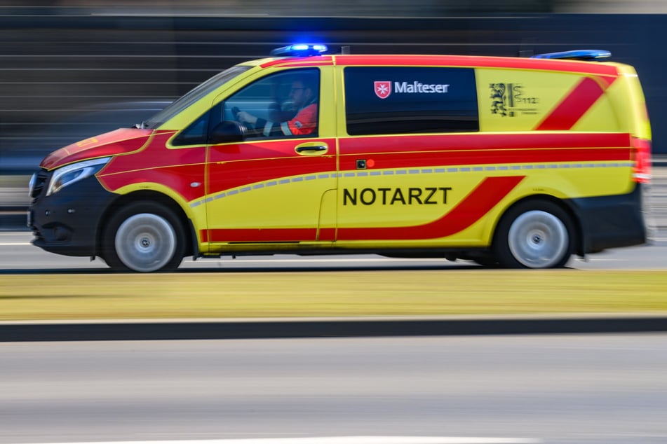 Mädchen (11) läuft vor Bus auf Straße: Kleintransporter kann nicht mehr bremsen