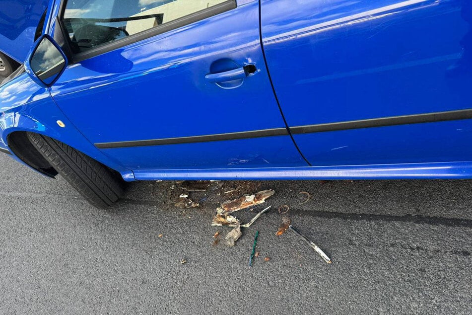 Der Rost vom Unterboden ist sogar bereits auf die Straße gebröckelt.