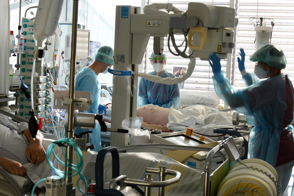 Immer mehr Covid-19-Patienten müssen auf die Intensivstation des Krankenhauses. Diese gelangen an ihre Belastungsgrenzen.