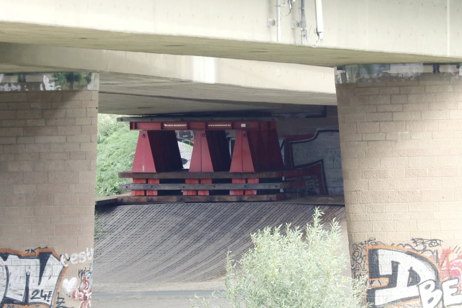 Der Unterbau auf der Neustädter Seite wurde bereits in der Nacht fertiggestellt.