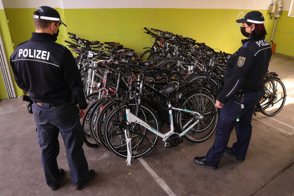 Polizisten stehen vor sichergestellten Fahrrädern - in Leipzig sollen die Drahtesel jahrelang illegal verkauft worden sein.