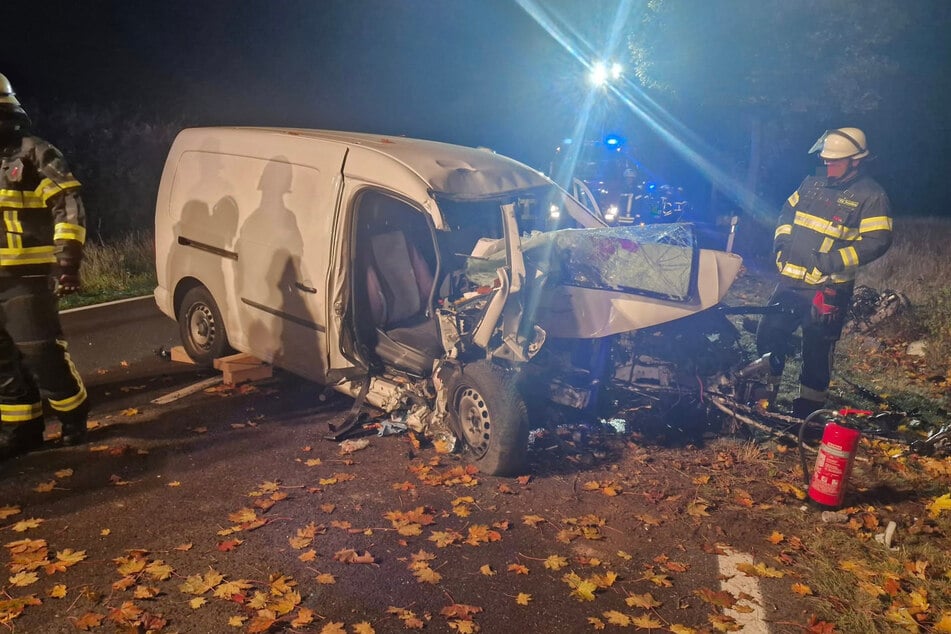 In der Altmark ist ein VW gegen einen Baum gekracht.