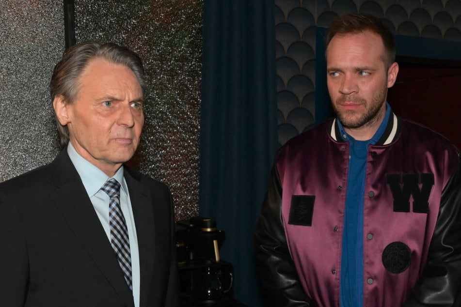 Erik (r.) macht sich beim Familienessen mit dem Gerner-Clan nicht unbedingt beliebt.