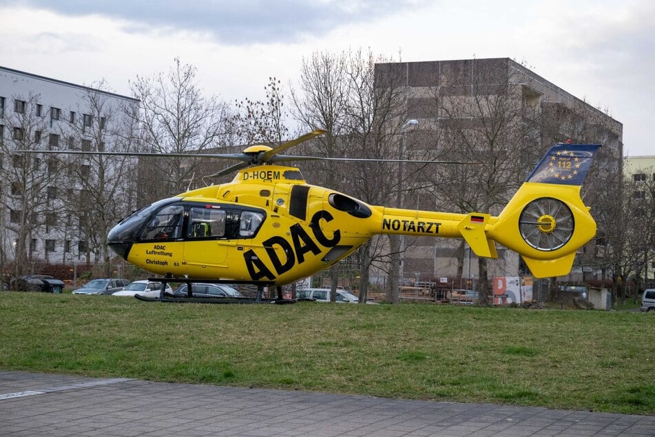 Ein Rettungshubschrauber landete auf einer nahegelegenen Wiese.