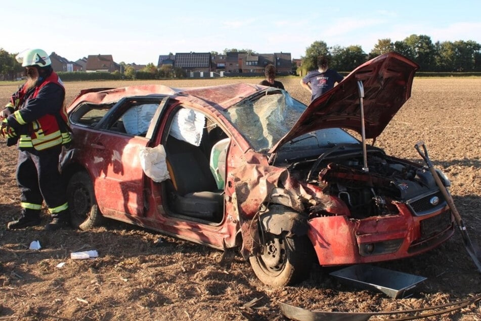 Der rote Ford des 38-Jährigen wurde bei dem Crash vollkommen demoliert.