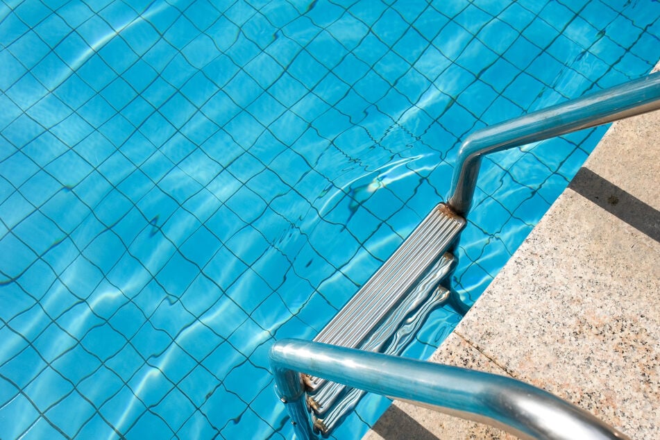 Die 11-jährige Alice wurde im Pool unter Wasser gezogen. (Symbolbild)