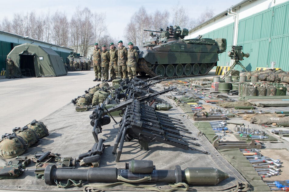 Die Bewaffnung der Bundeswehr soll besser werden (im Foto: die Ausrüstung eines Schützenpanzers vom Typ Marder, aufgenommen in Marienberg).