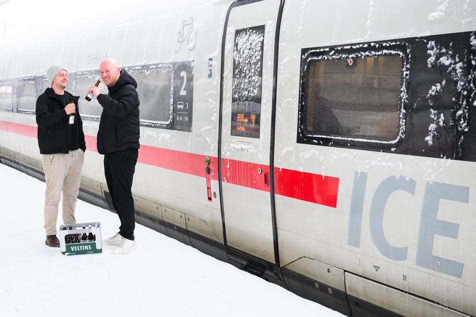 HSV Fans strandeten wegen Sturmtief "Elli" mit dem ICE in in Hannover. Die Jungs waren auf dem Weg zum Auswärtsspiel der Rothosen in Freiburg.