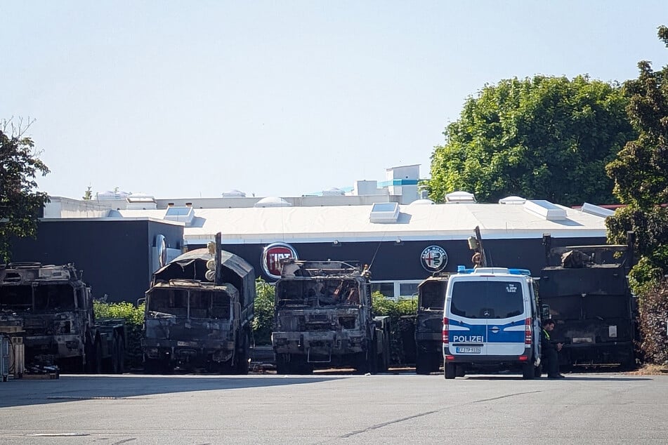 Die Fahrzeuge wurden durch die Brände vollständig zerstört.