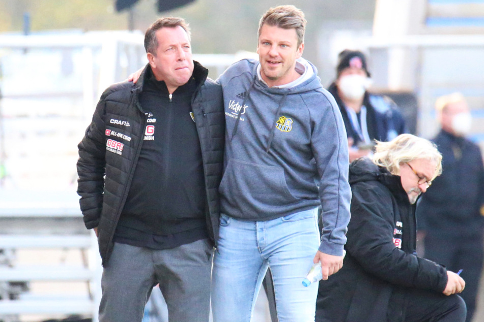 Dynamo-Trainer Markus Kauczinski (l.) musste auch seinem Kollegen Lukas Kwasniok nach dem Spiel gratulieren.