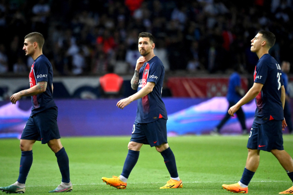 Zum Abschluss seiner PSG-Zeit musste Lionel Messi (M.) eine 2:3-Niederlage gegen Clermont Foot verkraften.