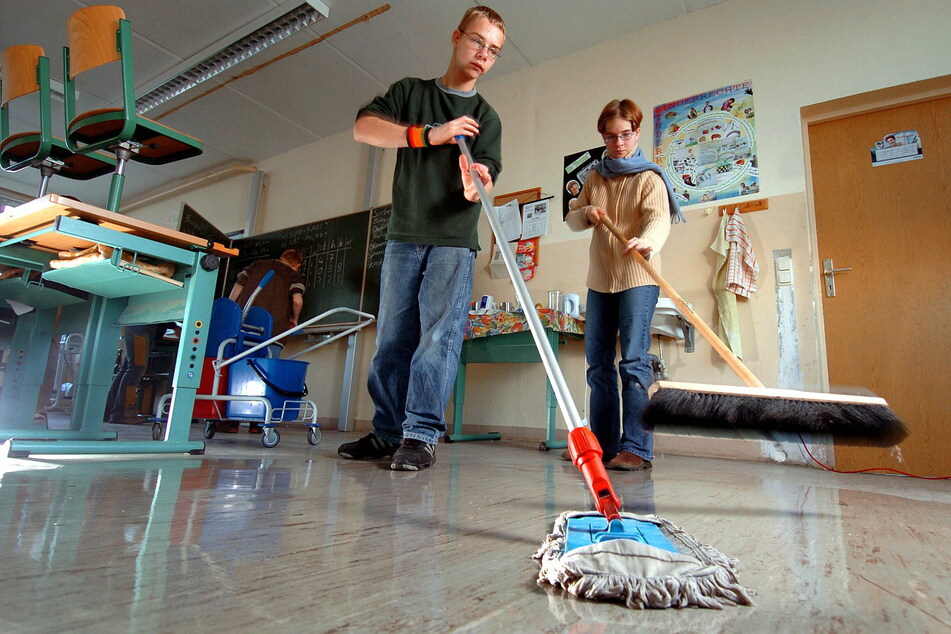 An vielen Dresdner Schulen gehört die Reinigung des Klassenzimmers durch die Schüler bereits zum pädagogischen Programm.