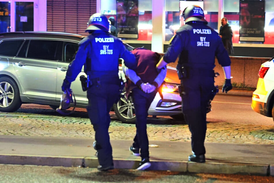 Der Mann wurde von der Polizei aus dem Zug geführt.