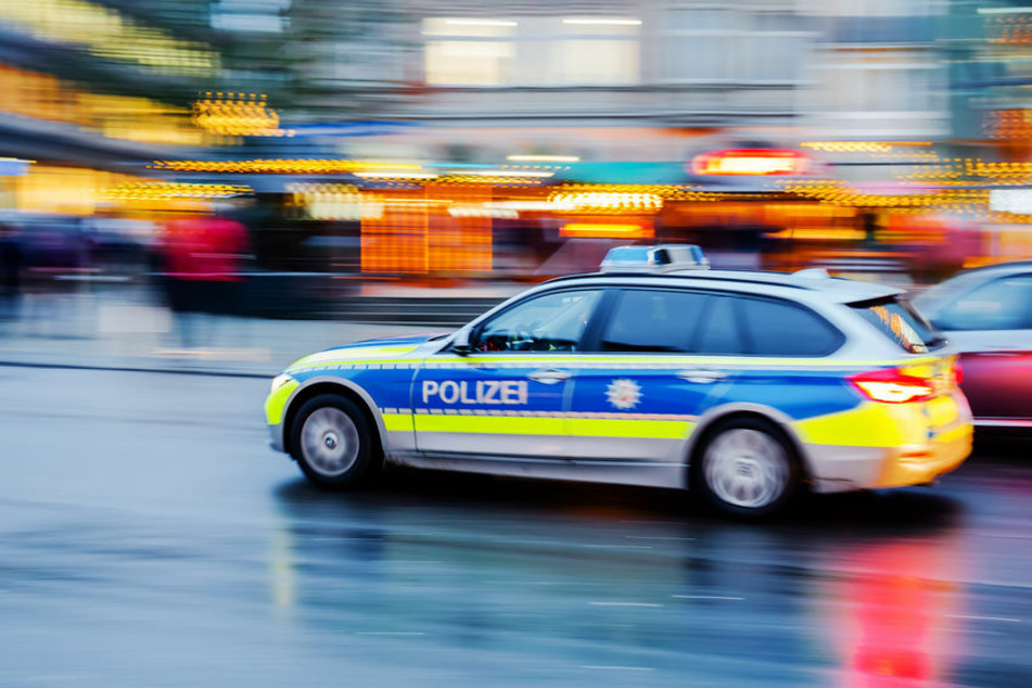 Die Polizei fährt zu einem Einsatz. (Symbolbild)