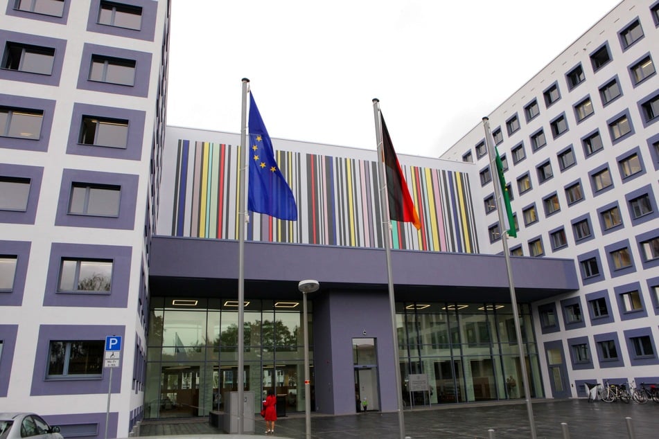 Die sächsischen Finanzämter (im Foto: Finanzamt Dresden) sind nur unzureichend auf die Prüfung der zunehmenden Geschäfte mit Krypo-Währung vorbereitet, sagt der Sächsische Rechnungshof.