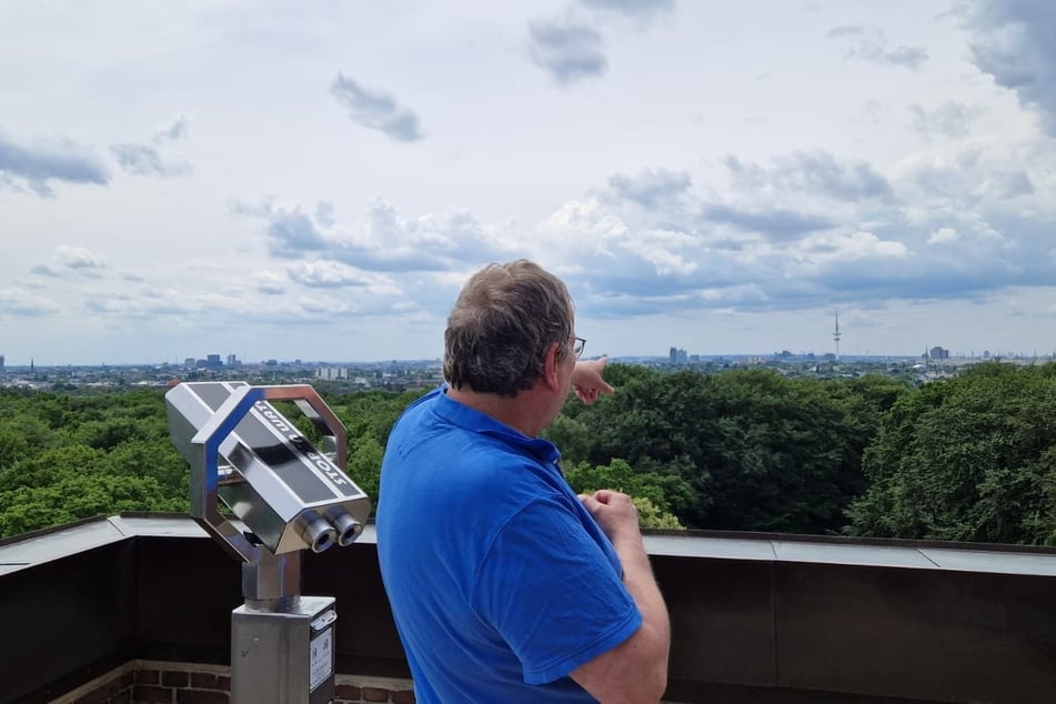 Haustechniker Eckhard Schlobohm (64) auf der Aussichtsplattform des früheren Wasserturms.