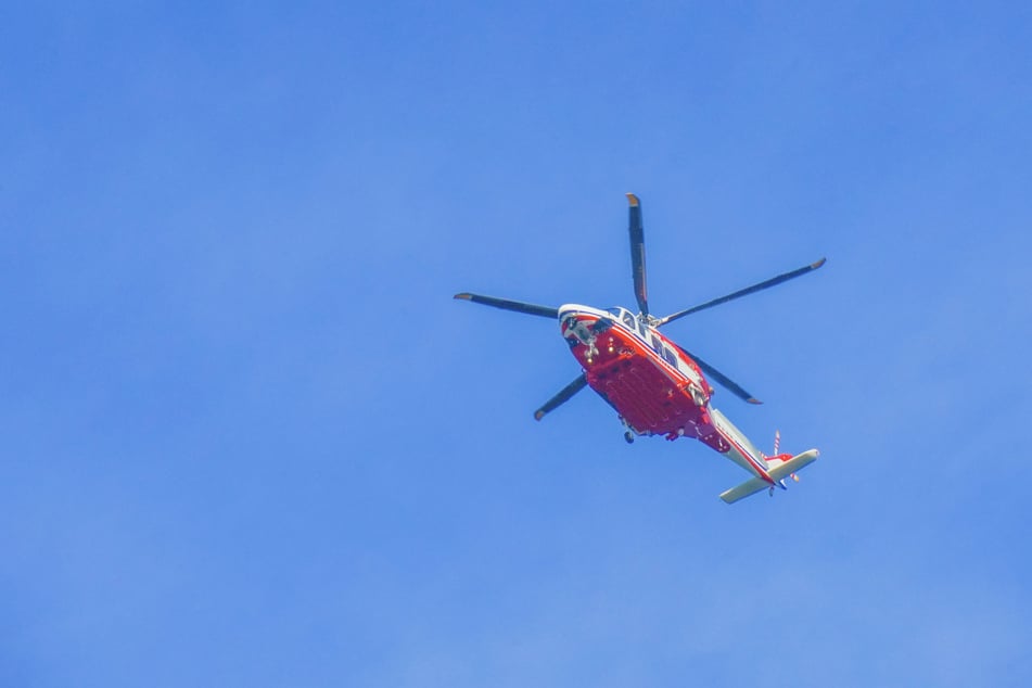 Senior mit Krankenfahrstuhl von Auto erfasst: Hubschrauber im Einsatz