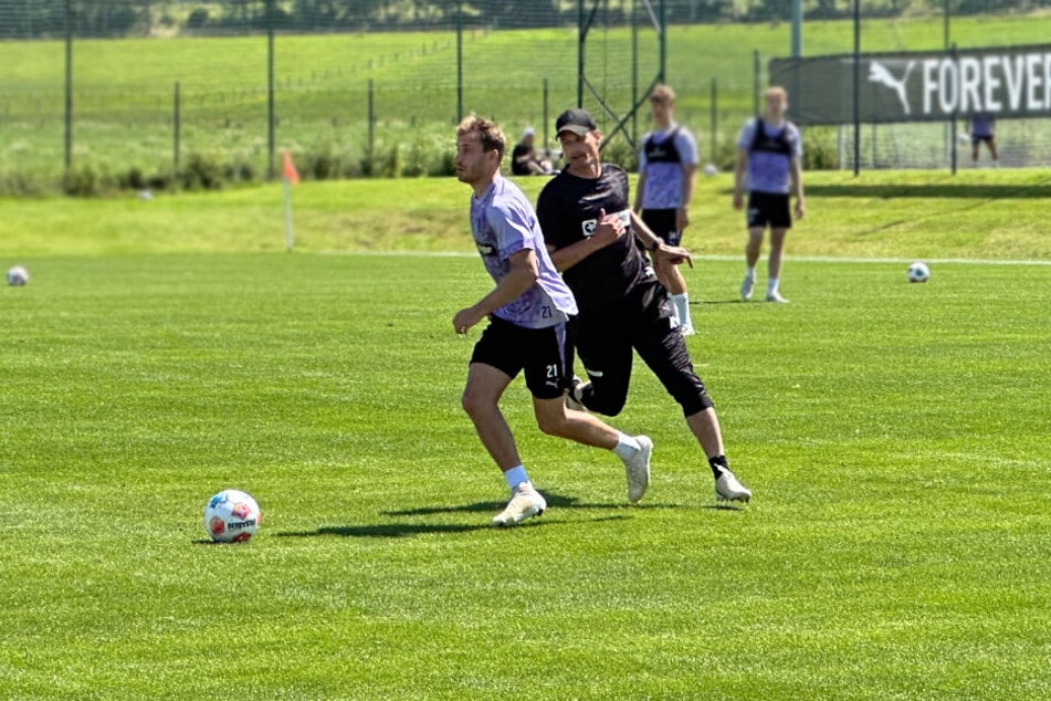 Trainer Alexander Blessin (52) trainiert mit und simuliert Pressing.