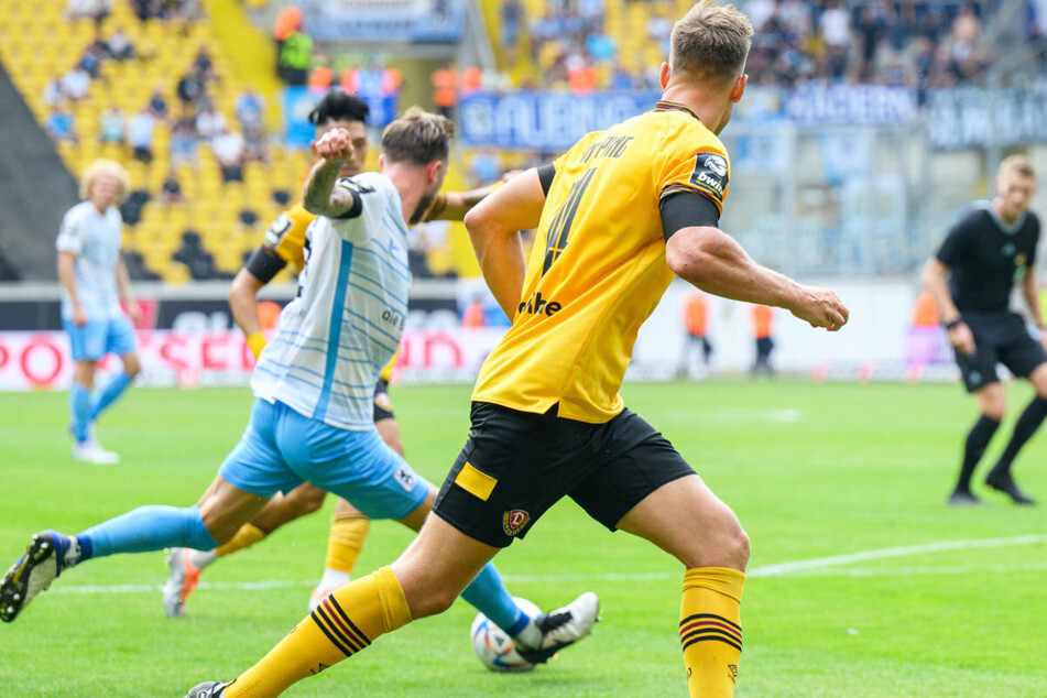 Starker Abschluss! Tim Rieder (M.) erhöhte für den TSV 1860 München im Gastspiel bei Dynamo Dresden noch in Halbzeit eins auf 2:0.