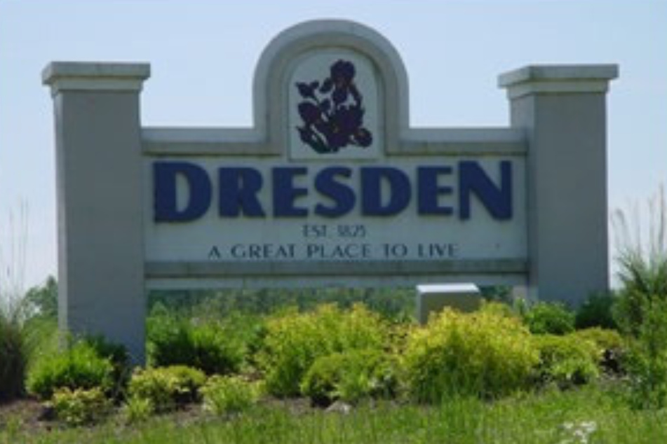 Ganz schön wuchtig: das Ortseingangsschild von Dresden/Tennessee.