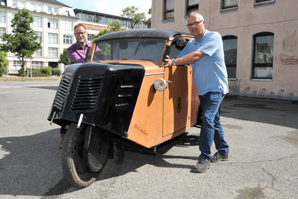 Am Fahrzeugmuseum nahm Vereins-Chef Ludwig Karsch (51, r.) den Framo-Transporter von Sebastian Fankhänel (53) von euro.Courier in Empfang.